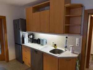 una cocina con fregadero y refrigerador en Haus Leiner, 