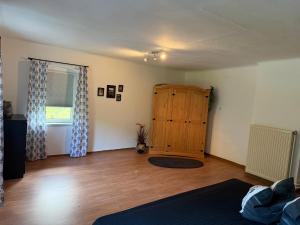 Una sala de estar con un armario de madera y una ventana. en Haus Leiner,  7 fotos más