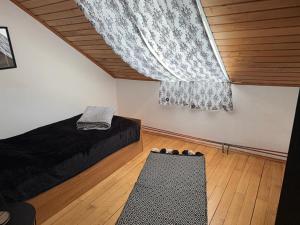1 dormitorio con cama, ventana y alfombra en Haus Leiner, 