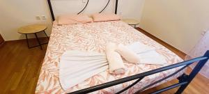 a hospital bed with towels on it in a room at Alice house in Vélon