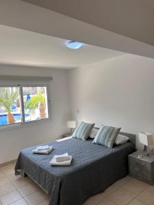 Ένα ή περισσότερα κρεβάτια σε δωμάτιο στο Beautiful 2 Bed Ground Floor Apartment With Pool +8 φωτογραφίες