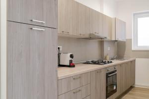 Η κουζίνα ή μικρή κουζίνα στο Downtown Skyline Penthouse w Parkview&Jacuzzi