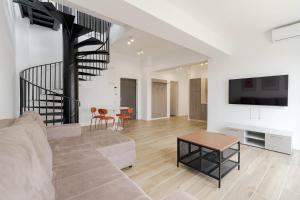 Μια τηλεόραση ή/και κέντρο ψυχαγωγίας στο Downtown Skyline Penthouse w Parkview&Jacuzzi