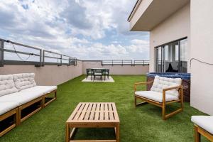 Μπαλκόνι ή βεράντα στο Downtown Skyline Penthouse w Parkview&Jacuzzi