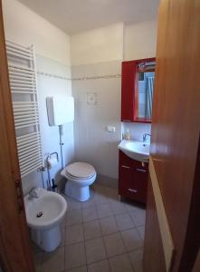 un baño con inodoro y lavabo en Sam's Getaway, en Mondovì 79 fotos más