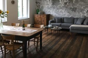 ein Wohnzimmer mit Tisch und Couch in der Unterkunft Landidyll - Bauernhaus Ländchen Bellin 