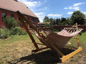 eine Hängematte auf einem Hof neben einem Haus in der Unterkunft Landidyll - Bauernhaus Ländchen Bellin 