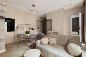 ein Wohnzimmer mit Sofa und eine Küche in der Unterkunft Gdańsk Luxury Stay in Danzig