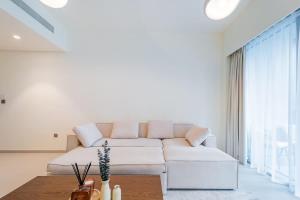 Ένα ή περισσότερα κρεβάτια σε δωμάτιο στο New 1BR Burj view- Infinity Pool - Dubai Mall