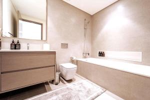 Ένα μπάνιο στο New 1BR Burj view- Infinity Pool - Dubai Mall +39 φωτογραφίες