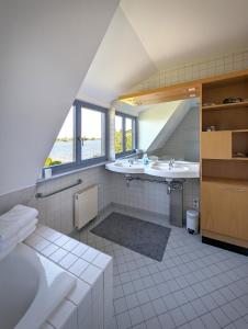a bathroom with two sinks and a large mirror at Havelhaus Werder in Glindow