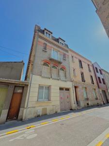 a building on the side of a street at Wellness Bubble - Cathédrale - Hypercentre in Reims