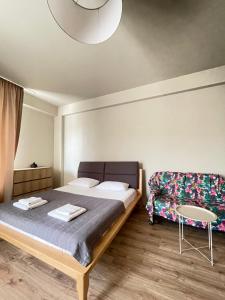 ein Schlafzimmer mit einem Bett und einem Tisch darin in der Unterkunft Lomi's Homey - Rooms in Tbilisi City