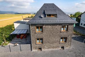 an overhead view of a brick house with a roof at Mein alter Bauernhof Strassburgerhof in Welling