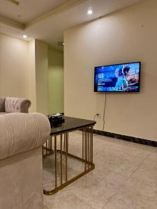 Μια τηλεόραση ή/και κέντρο ψυχαγωγίας στο Specious&modern 1BR Apartment in the Heart of Islamabad