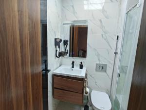 Bilik mandi di Apartamento mehdia Kenitra +14 gambar