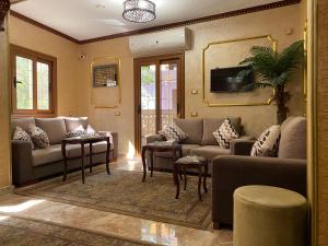 ein Wohnzimmer mit Sofa und Tisch in der Unterkunft ALRashedy Hotel Powered by Boutique in Kairo