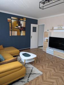Μια τηλεόραση ή/και κέντρο ψυχαγωγίας στο Maison lumineuse 4 chambres