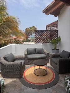 サンタ・マリアにあるCasa Anzso Ocean view Porto Antigo Iのパティオ(ソファ2台、コーヒーテーブル付) +26枚の写真