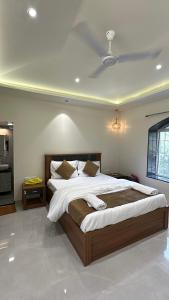 ein Schlafzimmer mit einem großen Bett in einem Zimmer in der Unterkunft ShavyStays 4 bhk Prava Villa in Lonavla + 15 Fotos