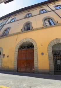 a building with two doors and three windows at Loft Termini in Siena