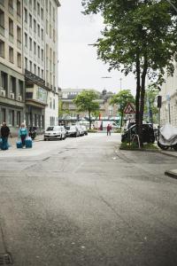 two people sitting on the street in a city at City Hotel - HEEFA OHG in Hamburg