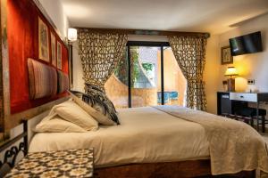 a bedroom with a large bed and a window at Boutique Hotel Las Islas in Fuengirola