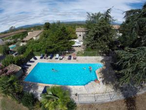 グロスピエールにあるGîte #11, 8 Pers, Domaine De Ribiereのリゾートのプールの俯瞰図