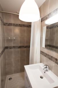 La salle de bains est pourvue d'un lavabo et d'un miroir. dans l'établissement Studio Panier 2000, à Marseille