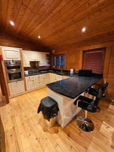 Gallery image of Kingfisher Lodge, Lakeside Lodges in Dulverton +12 photos