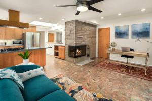 ein Wohnzimmer mit Couch und Kamin in der Unterkunft Mid century modern air conditioned retreat with expansive garden in Lake Forest Park
