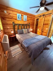 Кровать или кровати в номере Warm and Cozy Studio Haven 10 Minutes from Dollywood and Pet Friendly