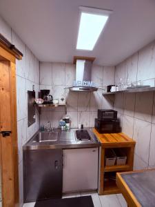 Кухня или мини-кухня в Warm and Cozy Studio Haven 10 Minutes from Dollywood and Pet Friendly
