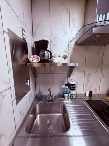 Кухня или мини-кухня в Warm and Cozy Studio Haven 10 Minutes from Dollywood and Pet Friendly
