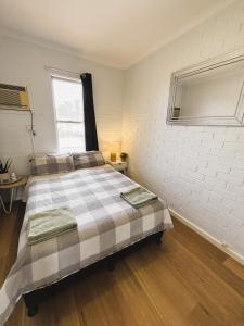 Ένα ή περισσότερα κρεβάτια σε δωμάτιο στο Neat 2 bedroom Apartment, with free parking
