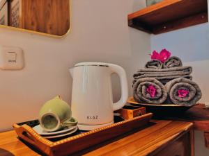 eine Küchentheke mit Kaffeemaschine und Handtüchern in der Unterkunft mata villas gili trawangan in Gili Trawangan