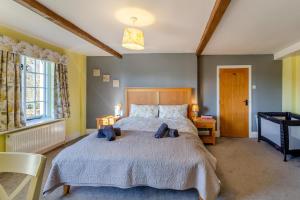 1 dormitorio con 1 cama grande y 2 ositos de peluche en Ellesmere House, en Grassington