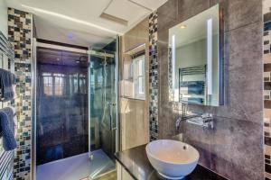 un baño con lavabo y ducha en Ellesmere House, en Grassington 21 fotos más