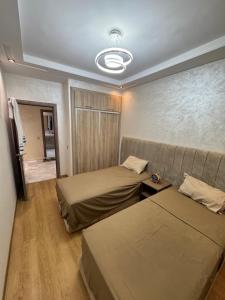 马拉喀什Résidence Soulaymane اقامة سليمان的有两张床和一张沙发的客厅