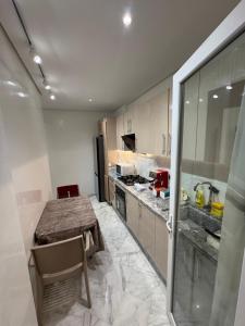 马拉喀什Résidence Soulaymane اقامة سليمان的带桌子和台面的厨房