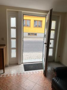 an open door with a view of a building at Gästehaus zwei Einzelbetten Nähe Krems an der Donau in Lengenfeld