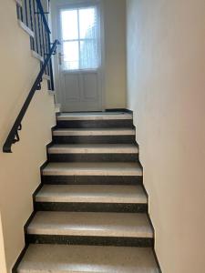 a staircase leading to a door with a window at Gästehaus zwei Einzelbetten Nähe Krems an der Donau in Lengenfeld