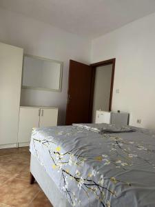 Ένα ή περισσότερα κρεβάτια σε δωμάτιο στο Aparments Gjeloshi +1 φωτογραφίες