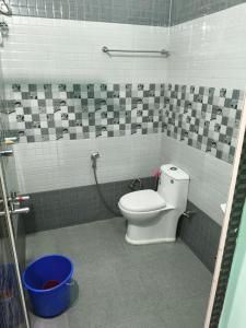 バガモンにあるAnaswaramのバスルーム(トイレ、バケツ付)