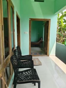 バガモンにあるAnaswaramの部屋にある椅子と鏡