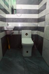バガモンにあるAnaswaramのトイレと洗面台のあるバスルーム