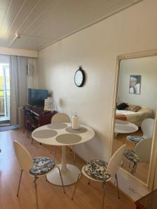 a room with a table and chairs and a mirror at Hotelli Terme 614 in Ikaalinen