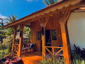 eine hölzerne Veranda eines Hauses mit einer Terrasse in der Unterkunft mata villas gili trawangan in Gili Trawangan