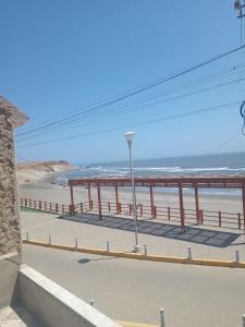 una vista de la playa desde un edificio en La Casa Del Hombre, en Puerto Chicama