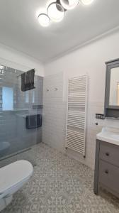 Bilik mandi di Coccinella studio apartment Le Valli